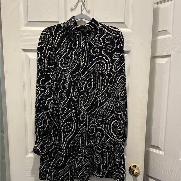 H&M Black and White Graphic Long Sleeve Dress - Picture 4 of 12